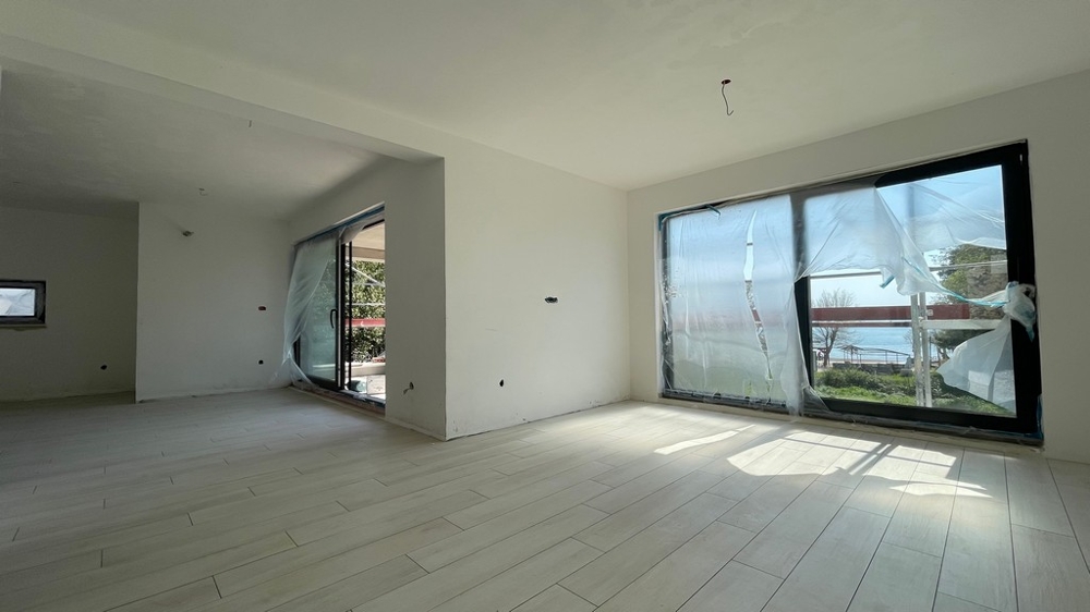 Bright living area with large windows and access to the terrace