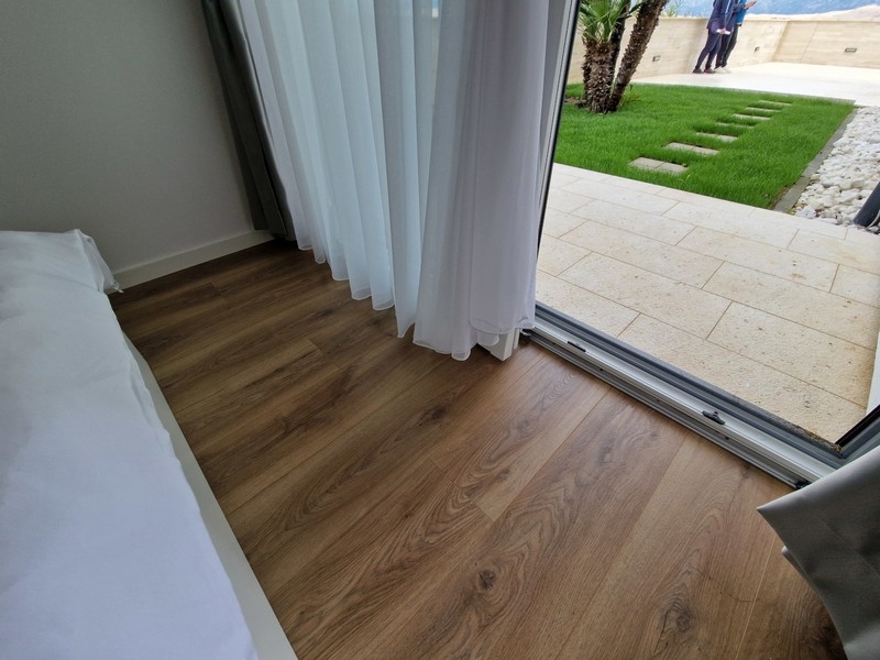 Bedroom with access to the garden