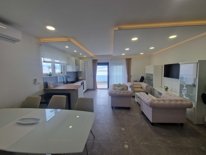 Bright living area with kitchen and access to the terrace