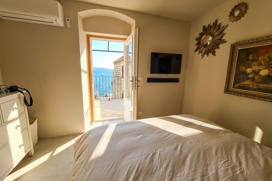 Bedroom with sea view and balcony