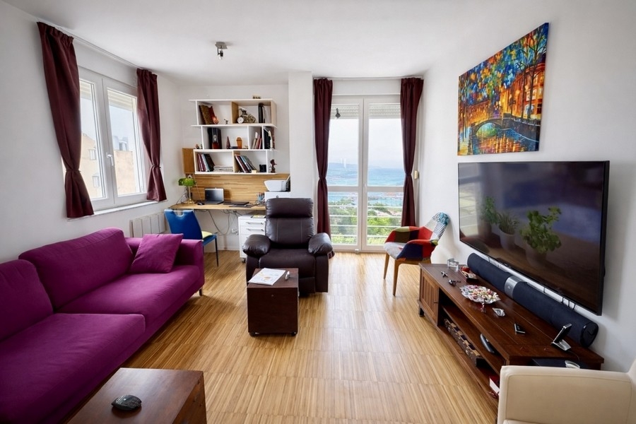 Well-kept apartment in Split with sea views.