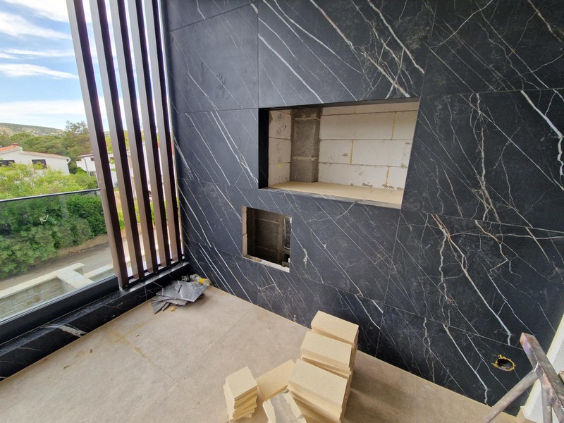 Here a walled-in barbecue is being built in the terrace of apartment A3960