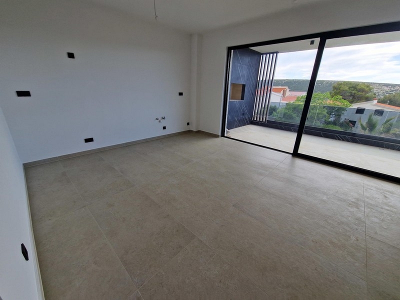 Bright living area with access to the terrace