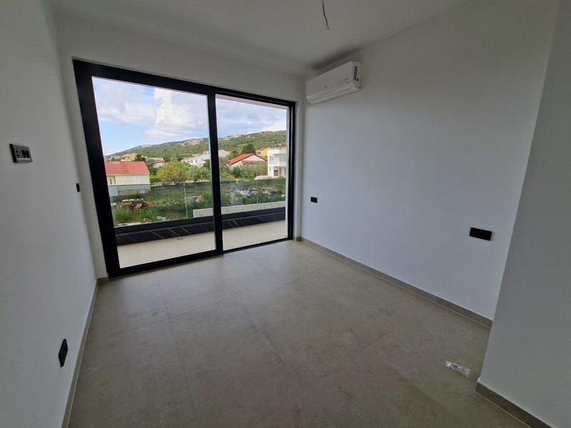 Bedroom with balcony and air conditioning