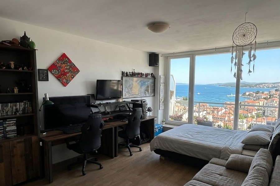 Bedroom with panoramic sea and coastline views