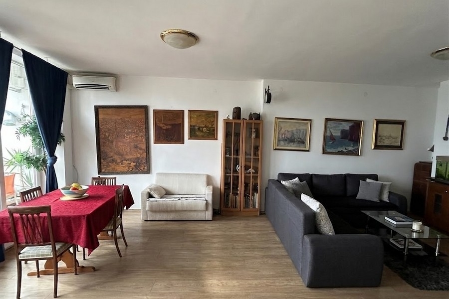 Spacious living room with modern furnishings