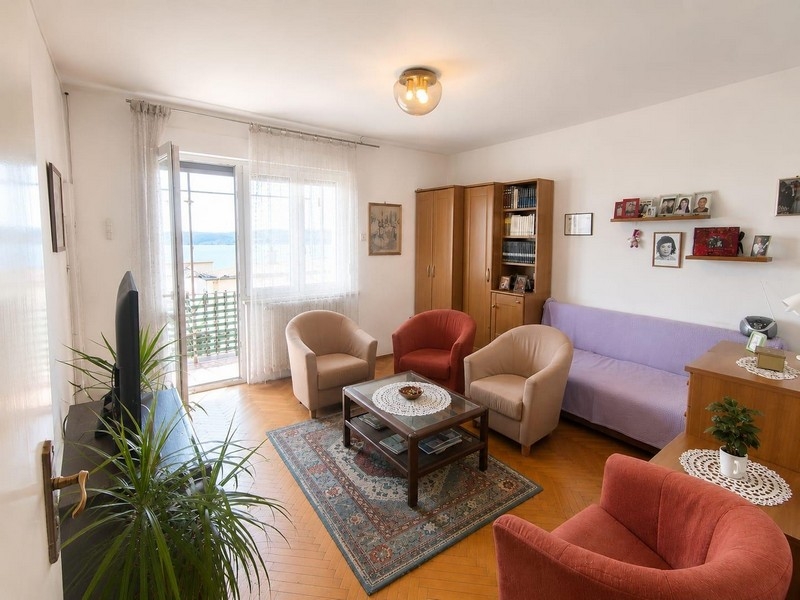 Living room with balcony and sea view
