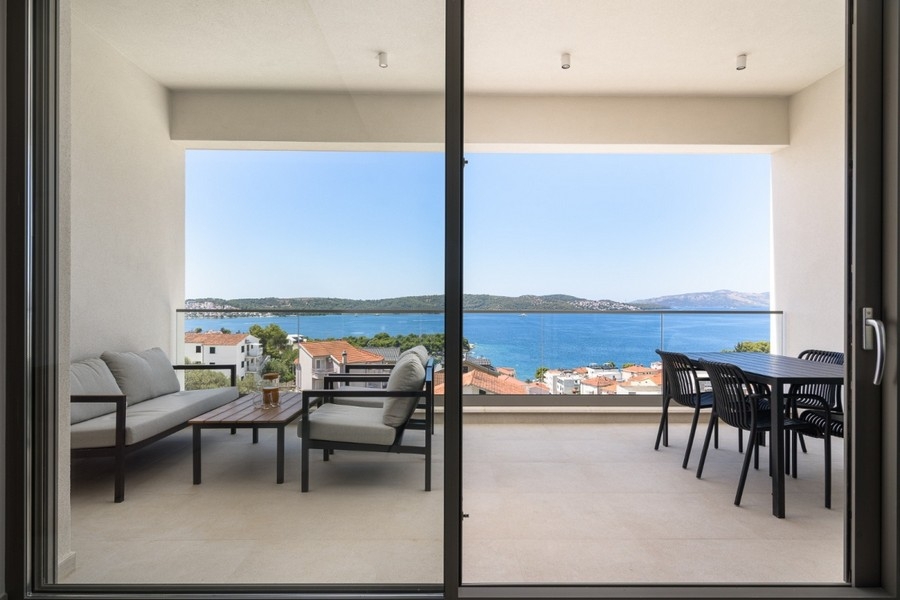 Covered terrace with views of the Adriatic coast
