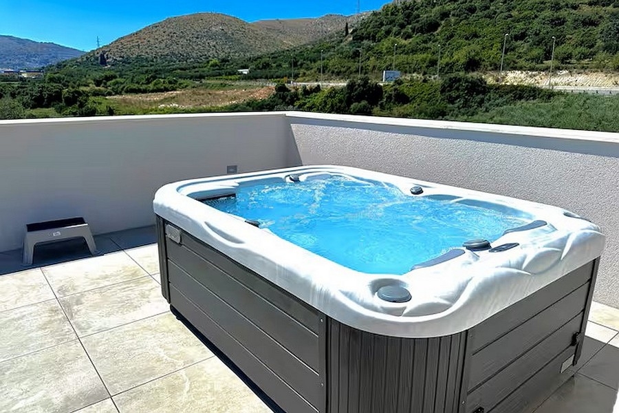Jacuzzi on the roof terrace of a modern apartment in Croatia