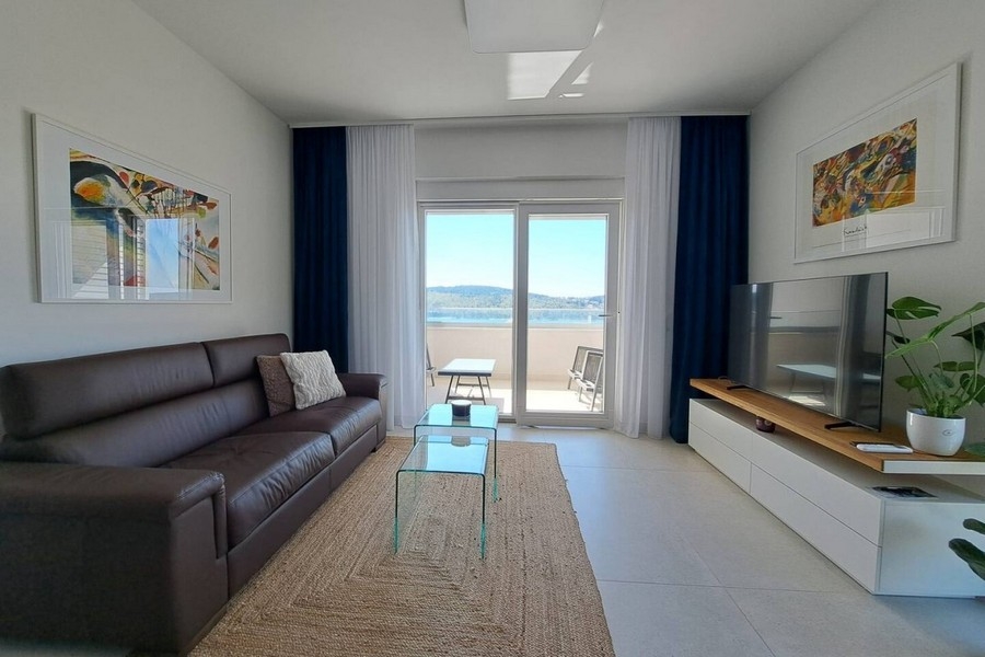 Modern living room with access to the terrace