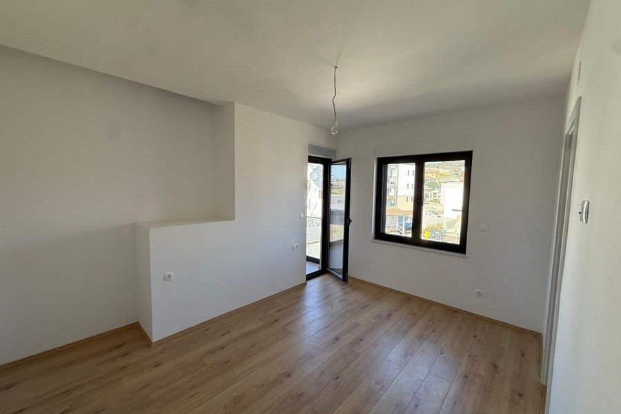 Bedroom with balcony access