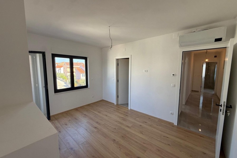 Room with air conditioning and balcony