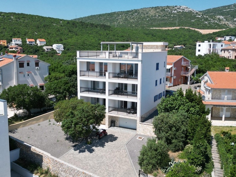 Apartment house with parking spaces and roof terrace