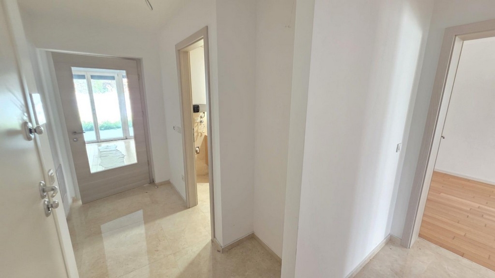 Hallway with access to the terrace