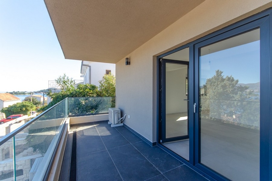Balcony with sea views and access to the living area