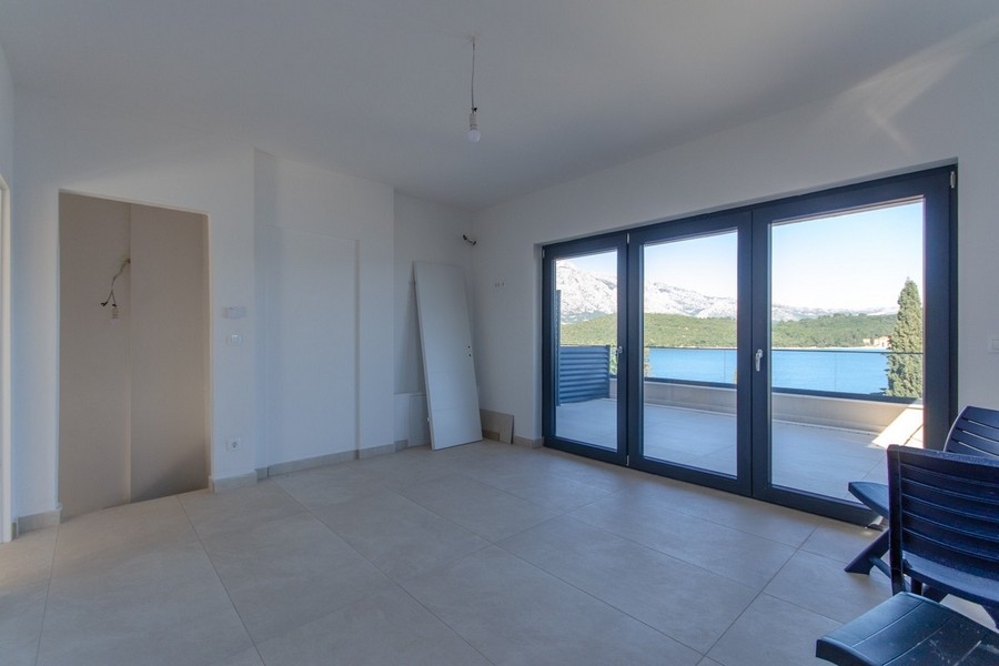 Living area with direct access to the terrace