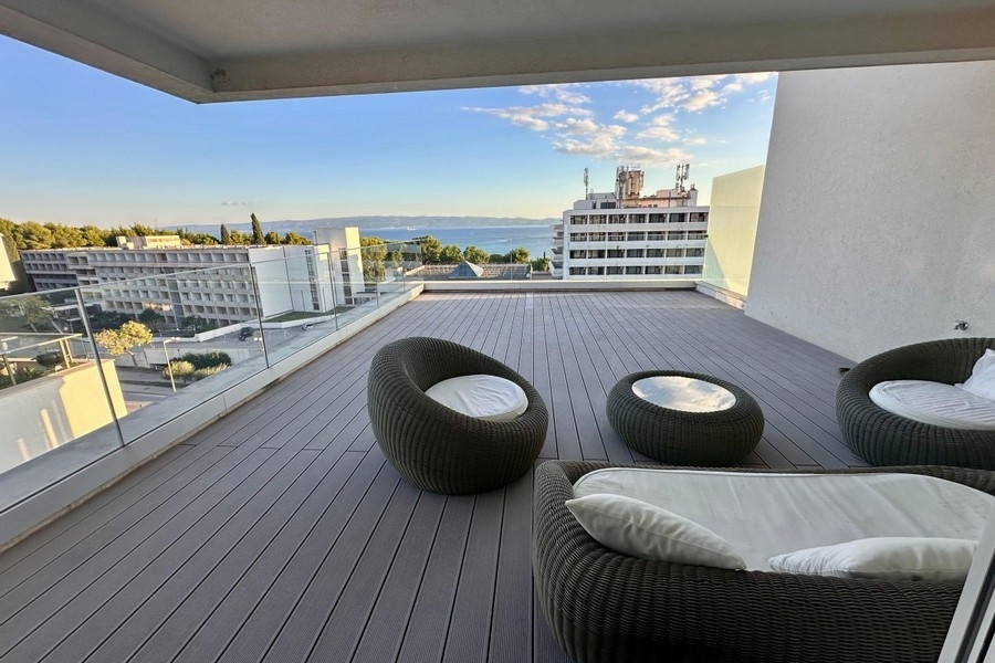 Roof terrace with rattan furniture and Adriatic views