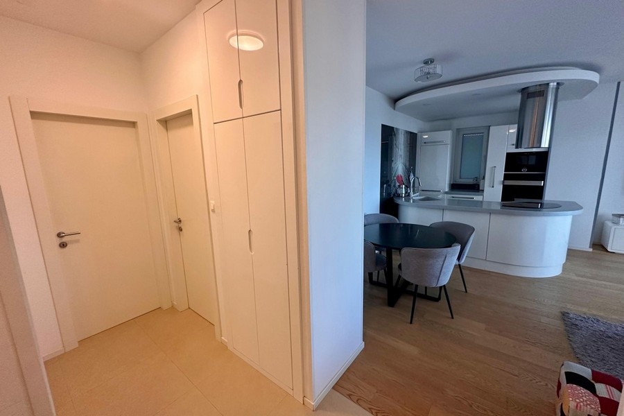 Entrance area with a view of the kitchen and dining area