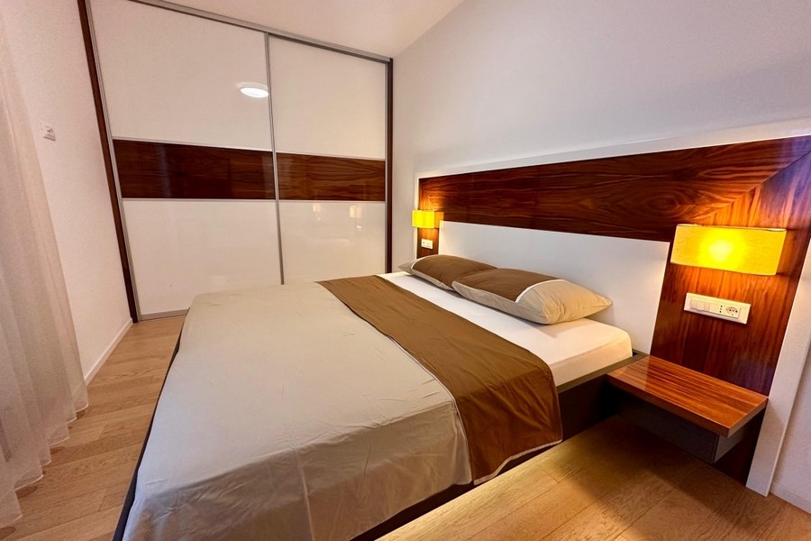 Bedroom with double bed and sliding wardrobe