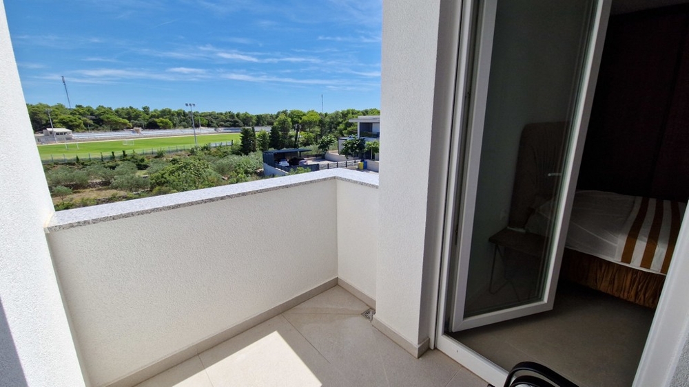 Loggia with a view of the greenery in Novalja