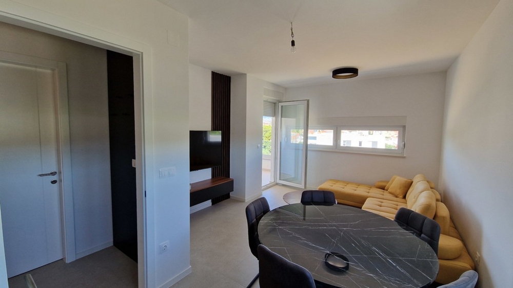 Living and dining area with access to the loggia