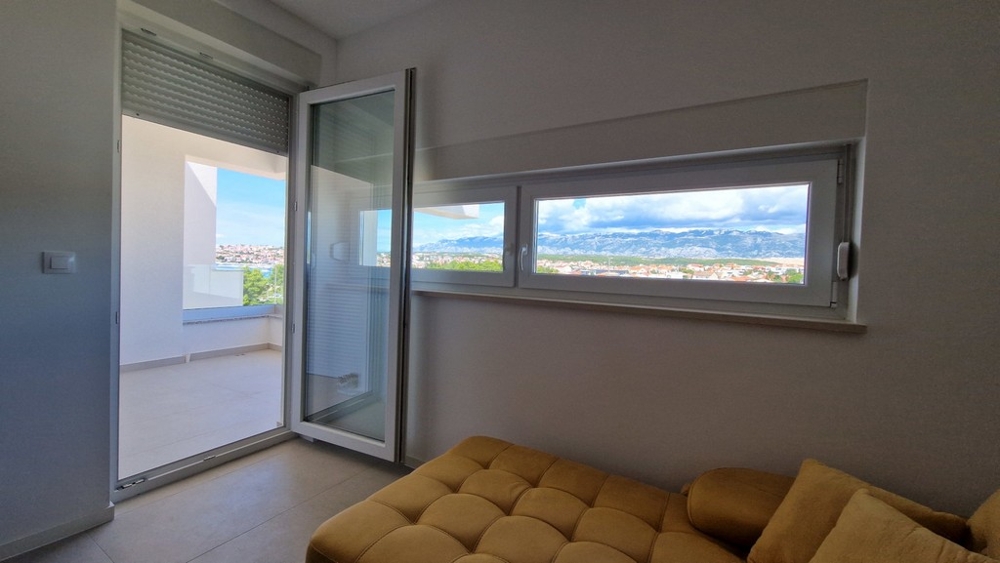 Bedroom with view and access to the loggia