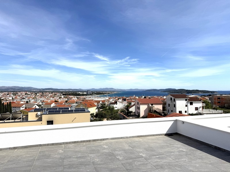 Large roof terrace with views over the city