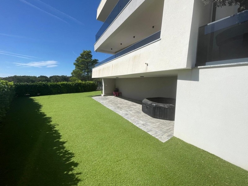 Modern apartment with garden in Vodice