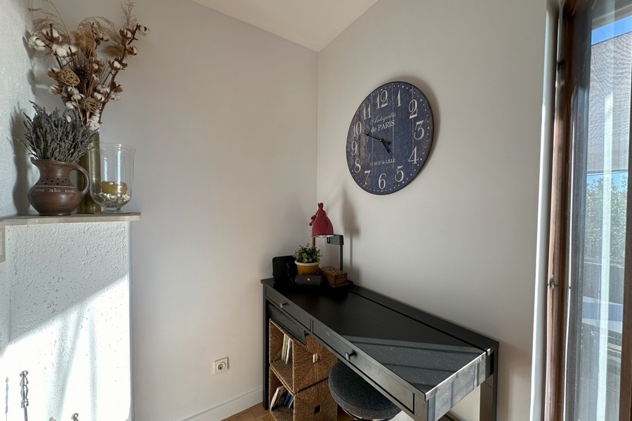 Light-flooded interior area by the window