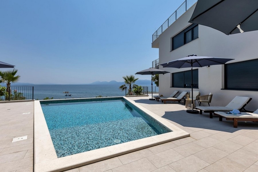 Pool with sun terrace and sea view in Croatia