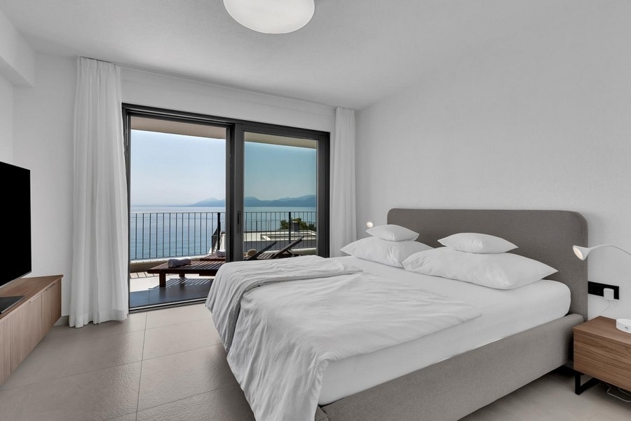 Bedroom with double bed and sea view