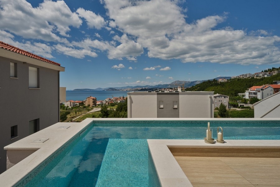 Private pool with sea views and sun terrace