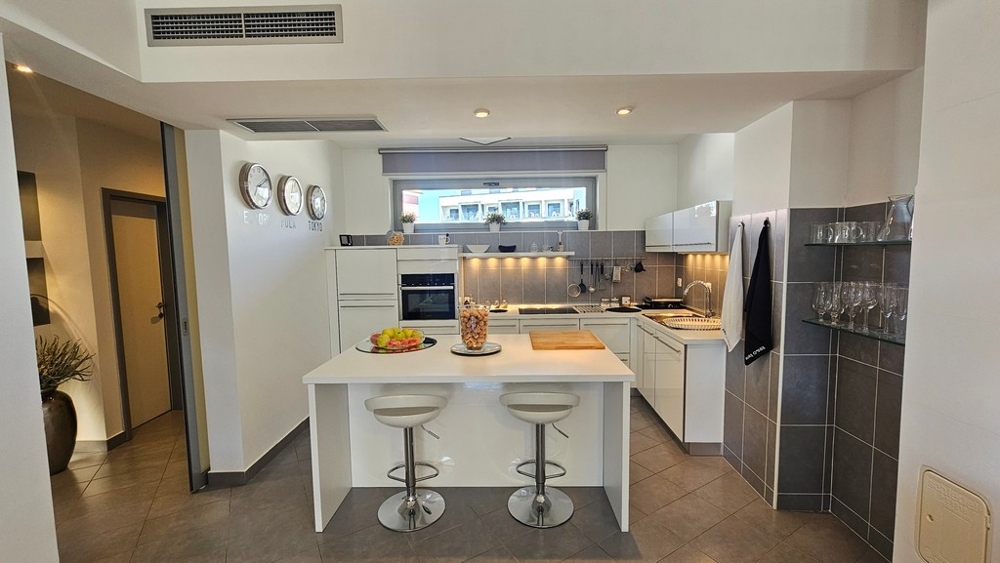 Modern kitchen with counter in Novigrad