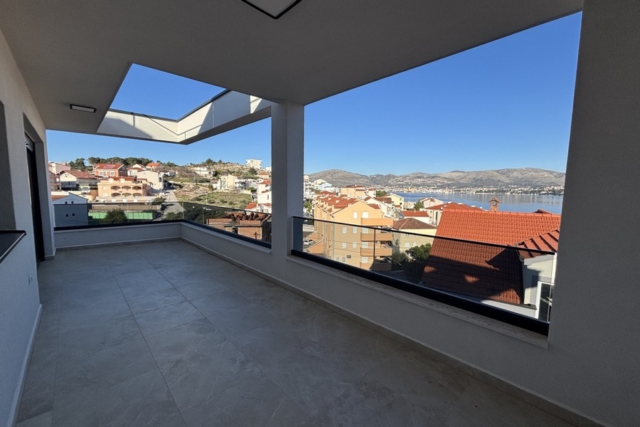 Covered terrace with sea views