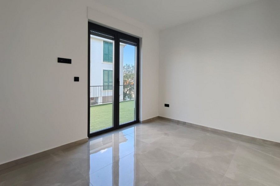Room with terrace access and garden