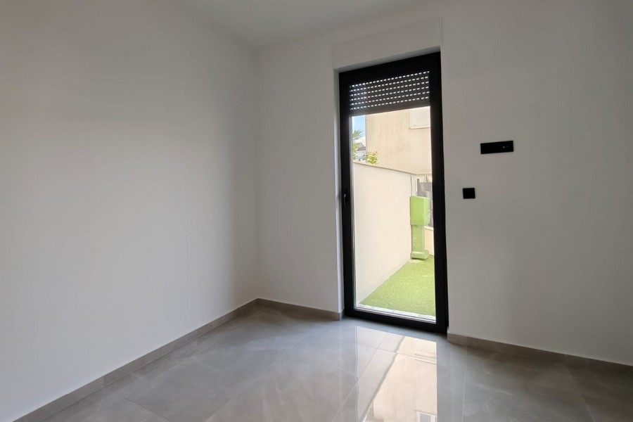 Bedroom with window to the garden