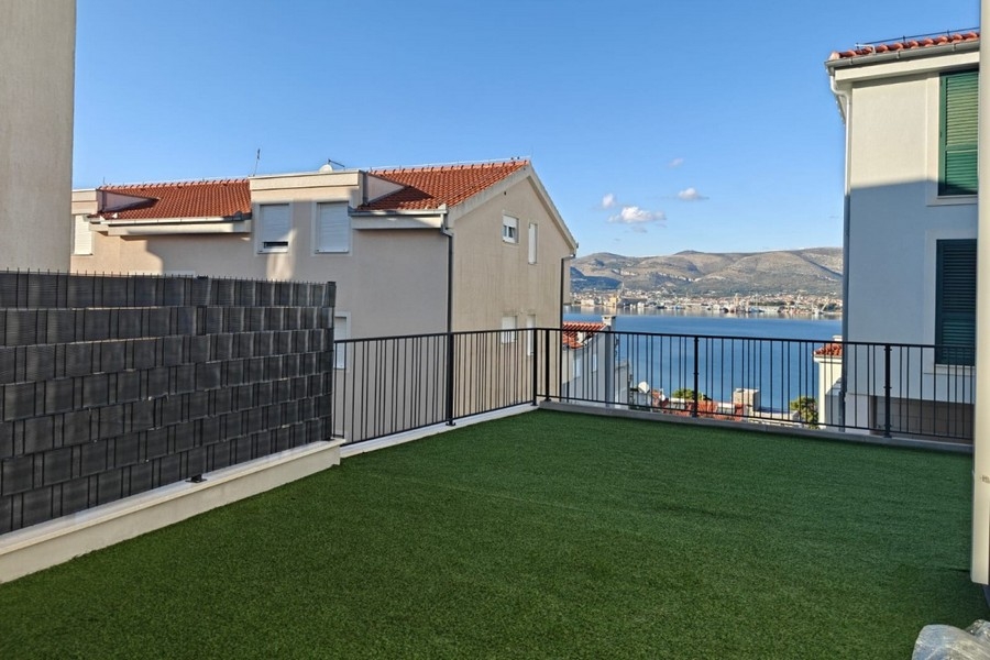 Garden with lawn and sea views