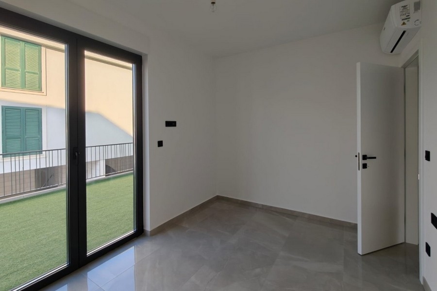 Room with access to the terrace
