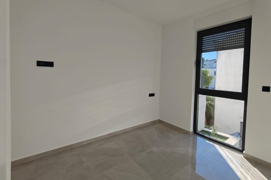 Room with corner window and view of the greenery