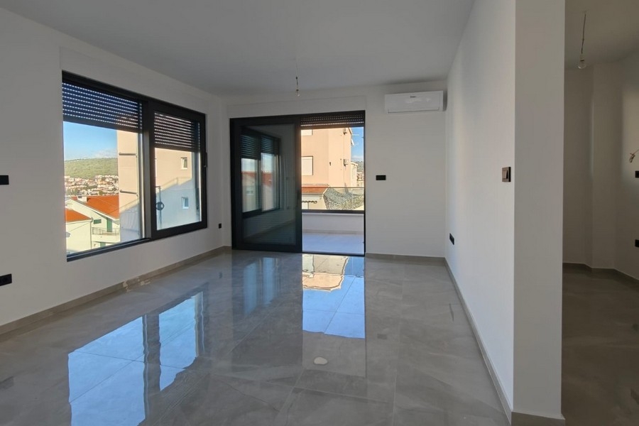 Bright living area with terrace access