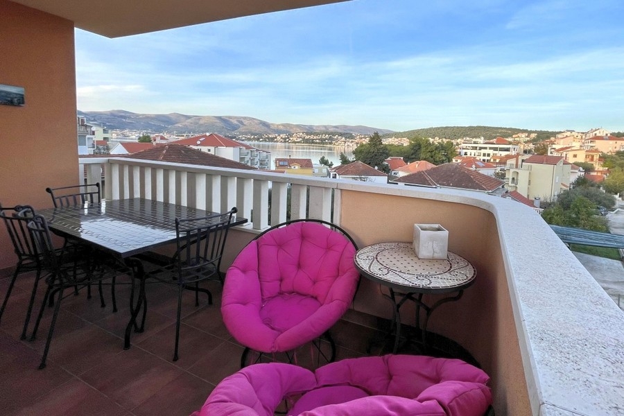 Covered balcony with sea view of Ciovo