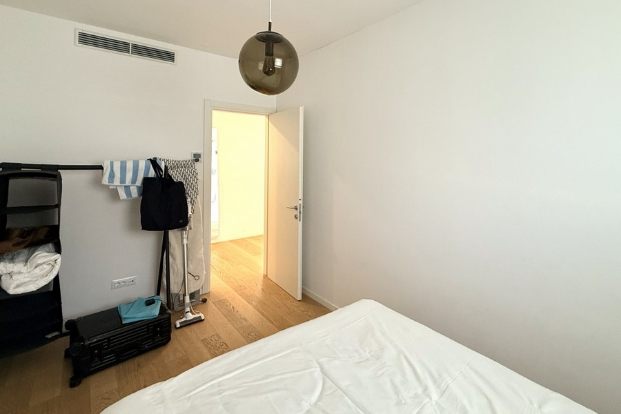 Room with access to the hallway
