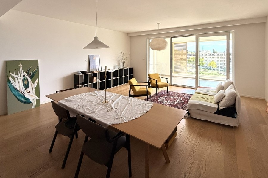 Living room with sofa and window front