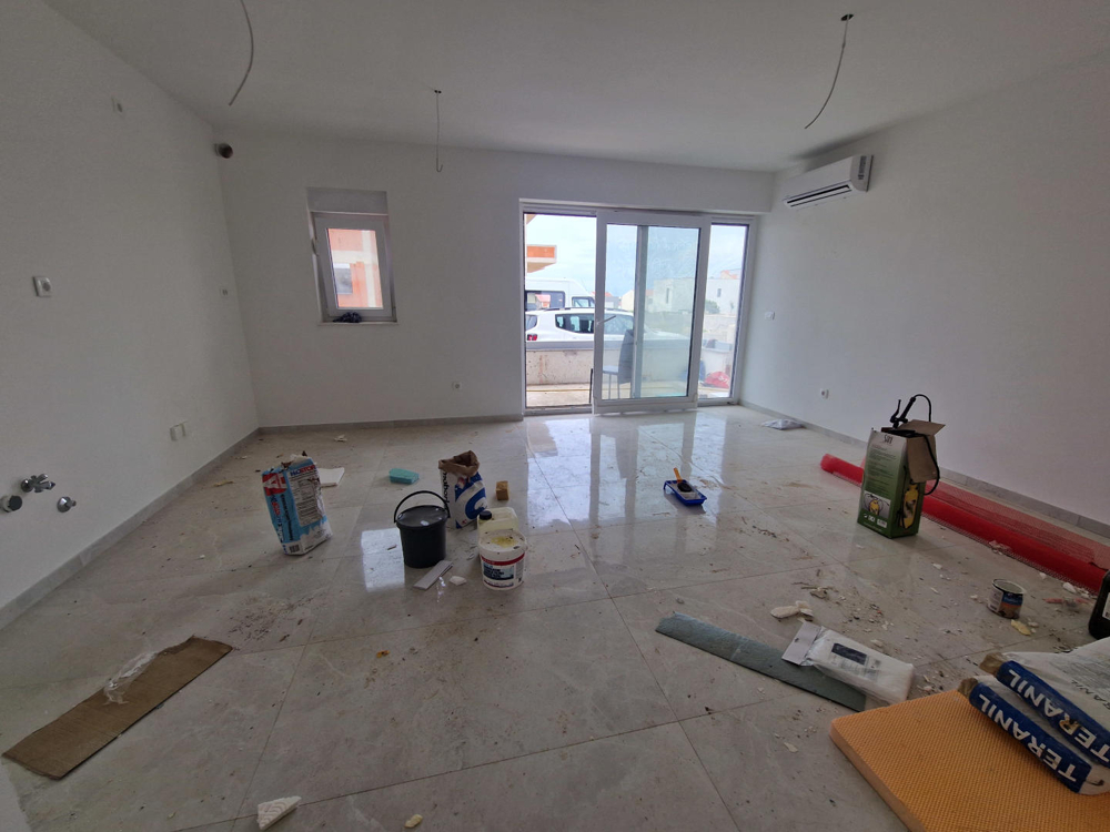 Living area with air conditioning and terrace access