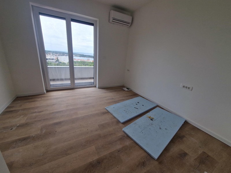 Living area with air conditioning and terrace access