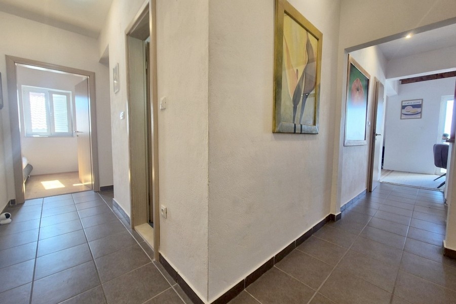 Hallway with access to the rooms