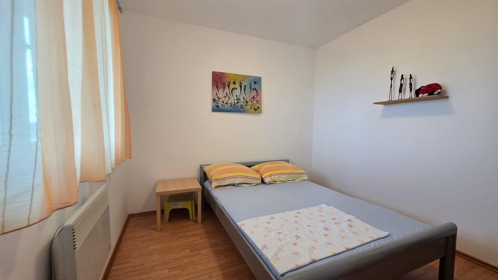 Bedroom with single bed