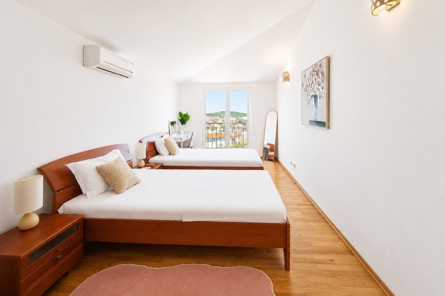 Bedroom with two single beds