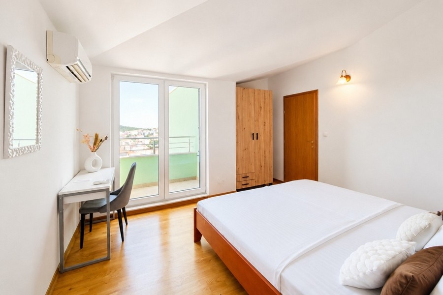 Bedroom with balcony access and sea view