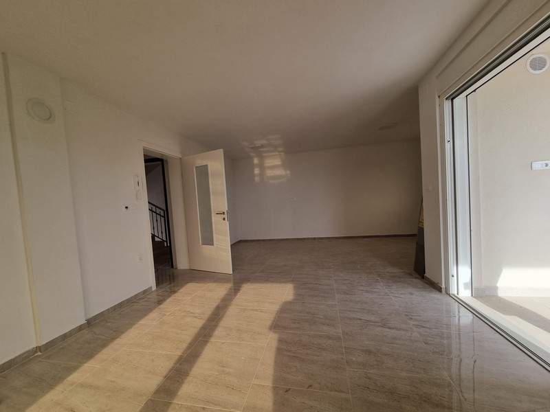 Living room of the new apartment with balcony access in Njivice